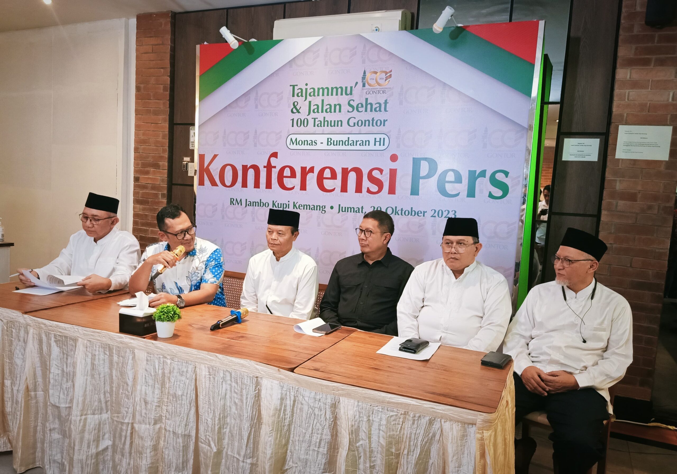 Konferensi Pers Para Tokoh dan Alumni Gontor