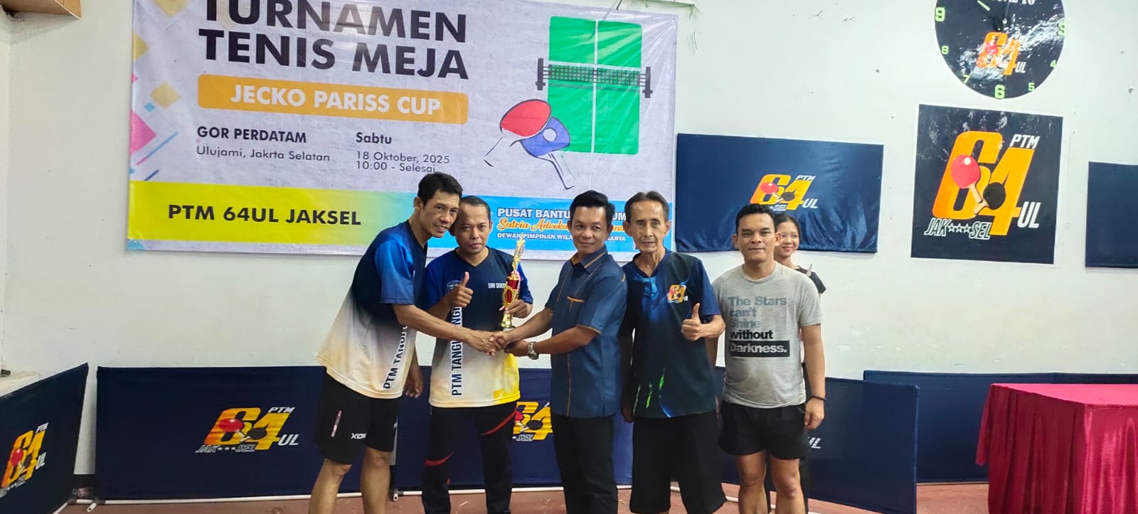 Ketua Dewan Pimpinan Wilayah (DPW) Pusat Bantuan Hukum (Pusbakum) Satria Advokasi Wicaksana DKI Jakarta, Jecky Efrianto alias Jecko Pariss Menyerahkan Piala Kepada Para Peserta Jecko Pariss Cup 2025